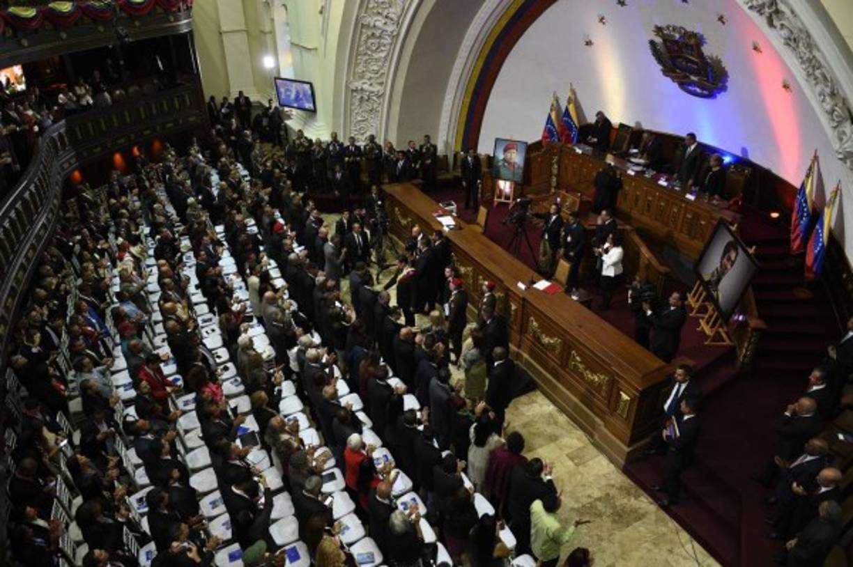 2016: Choque de poderes<br/>Apenas la oposición asumió su control en enero, el Legislativo de Venezuela fue declarado en desacato y sus decisiones nulas por el Tribunal Supremo de Justicia (TSJ).