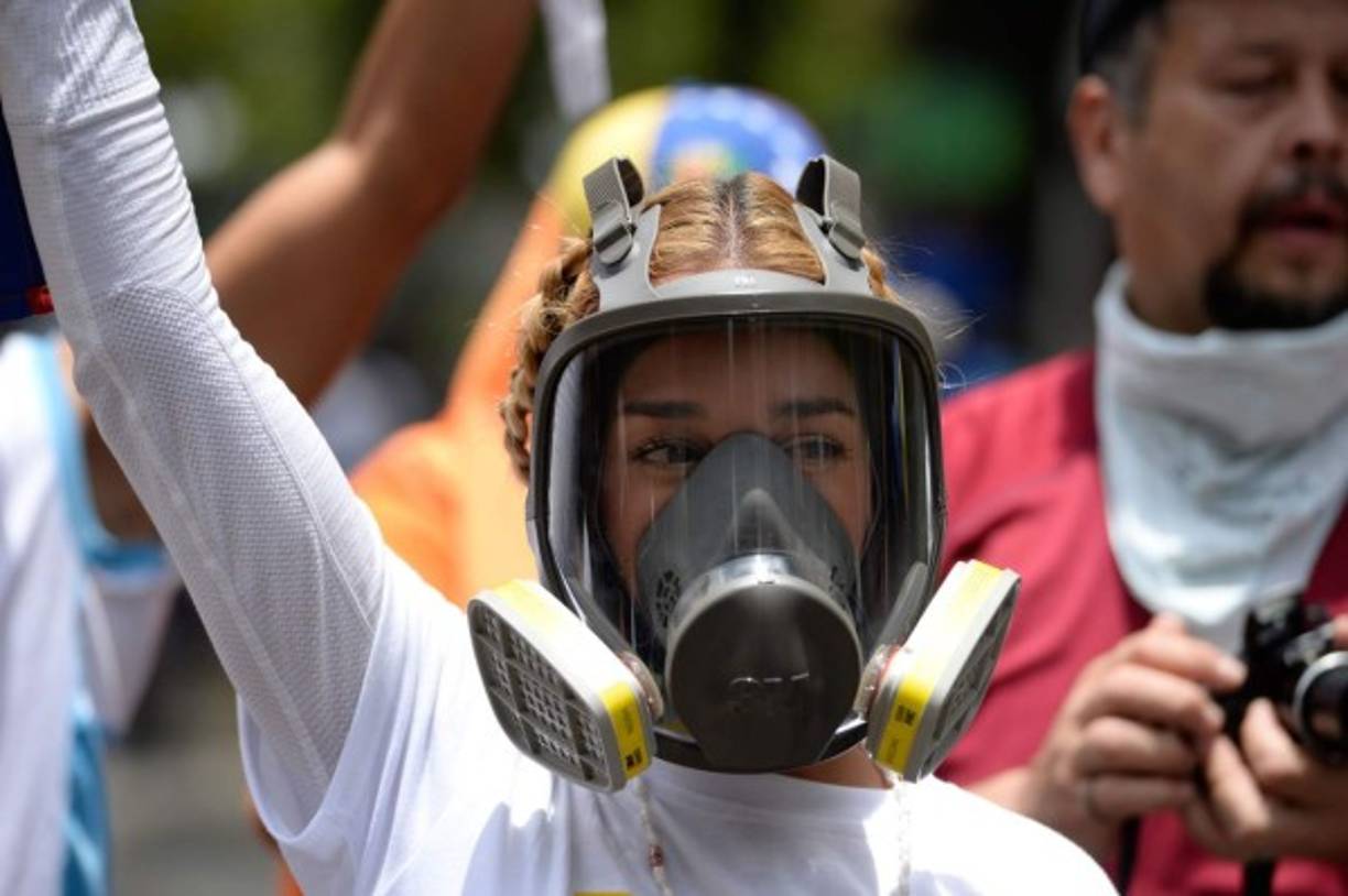 Lilian Tintori, esposa del líder opositor Leopoldo López, utilizó una máscara para evitar los gases lacrimógenos en la protesta en Caracas.