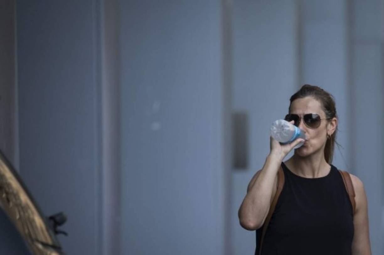 Las autoridades recomiendan a los ciudadanos mantenerse hidratados y en ambientes frescos ante las temperaturas extremas que se esperan para este miércoles.