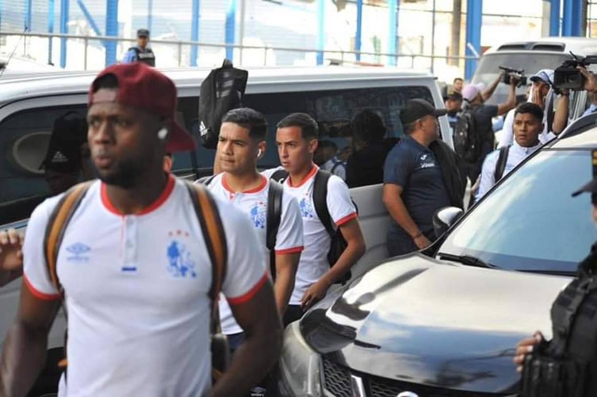 El plantel del Olimpia tuvo que entrar rápido al estadio Nacional Chelato Uclés para evitar ser alcanzados por las latas de cervezas que tiraron los aficionados de Motagua.