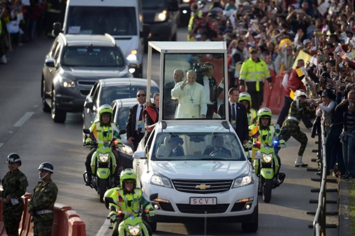 Pope Francis waves from the popemobile on his way to the Nunciature in Bogota on September 6, 2017.<br/>Pope Francis arrived in Colombia for a five-day tour to plead for a 'stable and lasting' peace in a divided country just emerging from a 50-year war that claimed hundreds of thousands of lives. / AFP PHOTO / Raul Arboleda