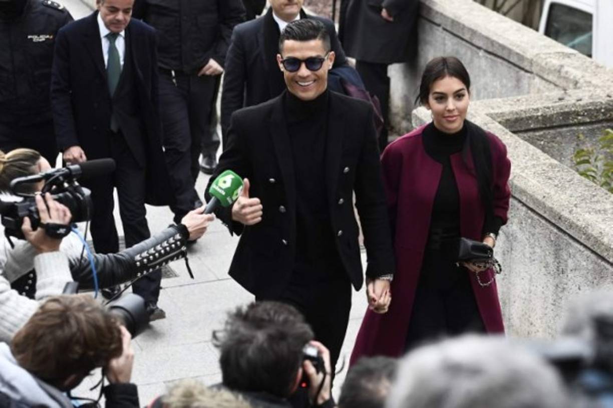 Con anteojos oscuros, traje negro y zapatillas blancas, Ronaldo acudió a la Audiencia Provincial en el norte de Madrid acompañado de su pareja, y la abandonó apenas 45 minutos después.