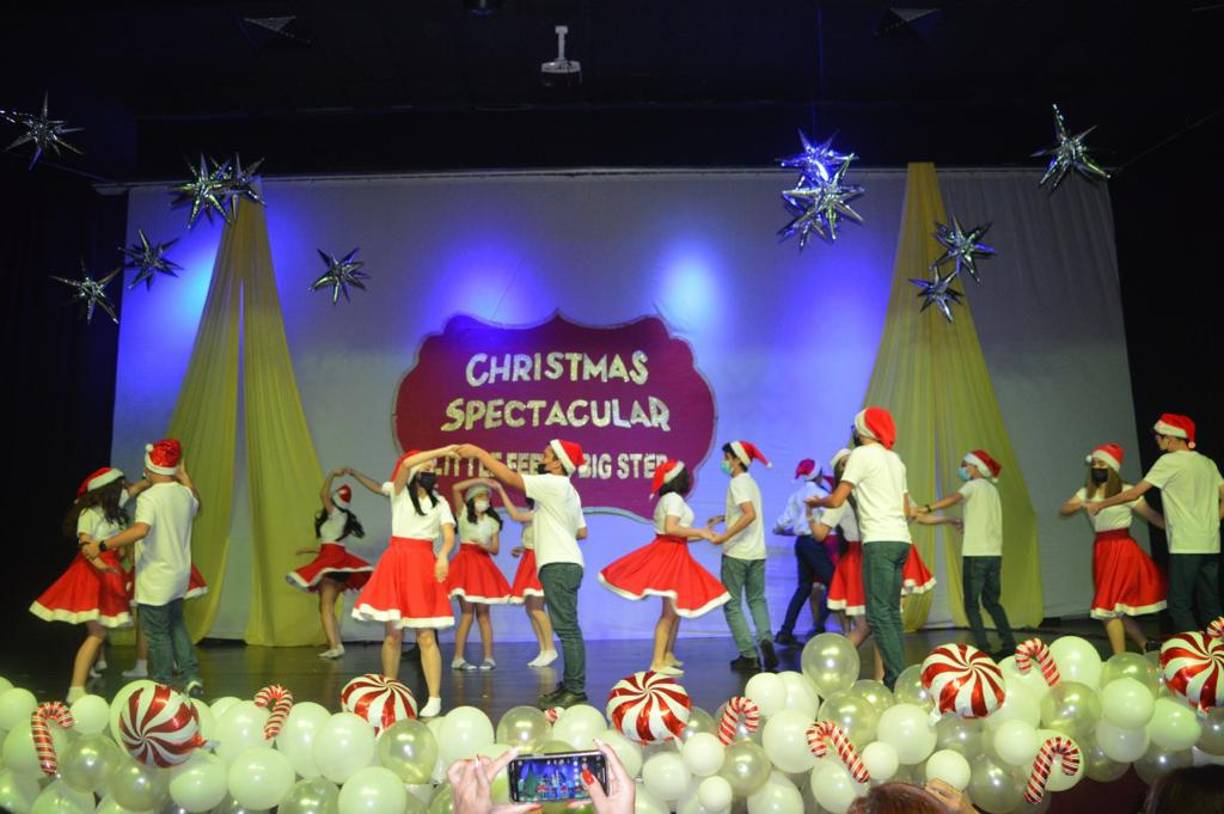 Los estudiantes de noveno grado bailaron un juvenil popurri musical.