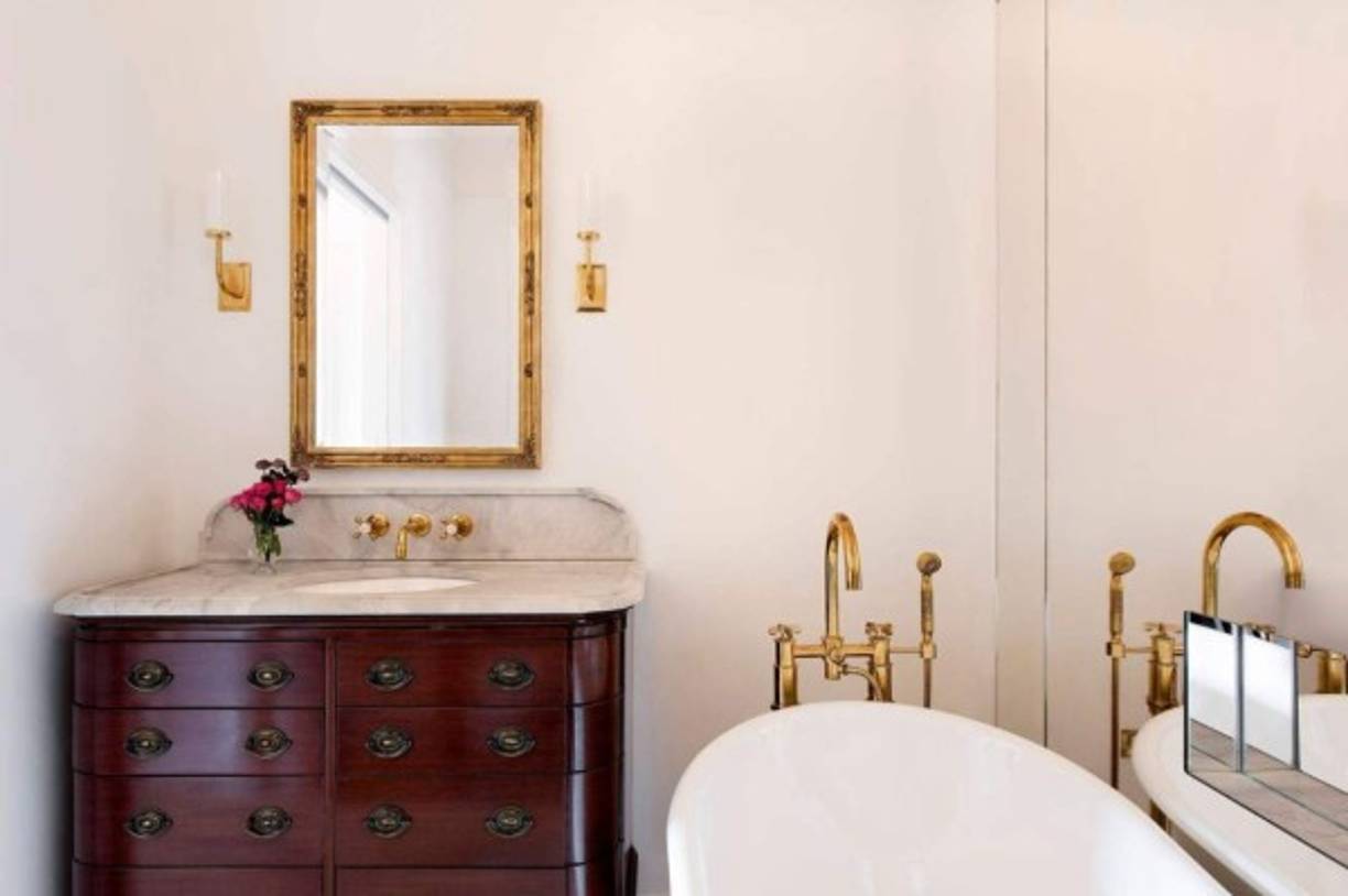 El reformado ático ocupa la totalidad de la planta superior de una antigua mansión y consta de dos baños.