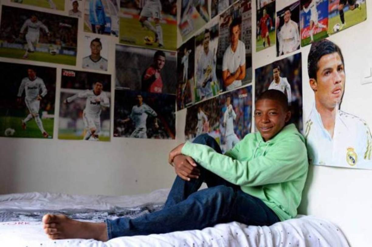 Kylian Mbappé siempre lo ha tenido claro. El francés sabe que terminará recalando en el Real Madrid desde que empapelaba las paredes de su habitación con posters del club de sus amores. Su cariño y admiración por el equipo blanco han sido inquebrantables a lo largo de los años y ni siquiera el equipo de la ciudad donde nació ha podido romper la pasión que siente por el mejor club del siglo XX.<br/><br/>