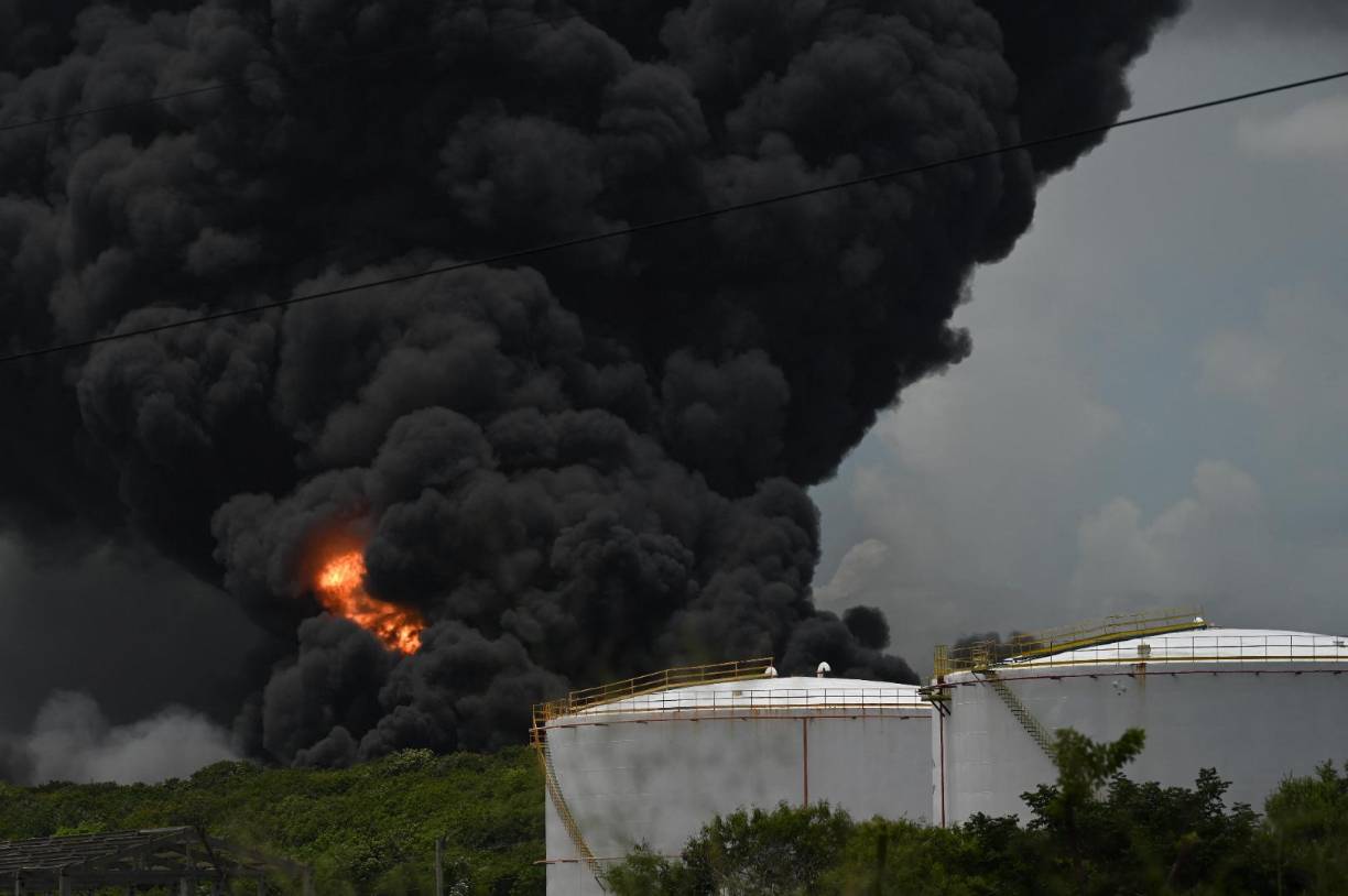 El incendio se declaró sobre las 19.00 hora local (23.00 GMT) del viernes, según las primeras hipótesis cuando un rayo impactó en la base de depósitos de combustibles y sobrepasó las capacidades del sistema de pararrayos.