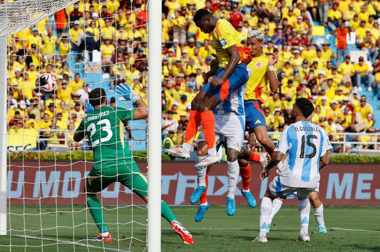 Colombia abrió el marcador al minuto 25 en un tiro de esquina en el que James Rodríguez hizo una pared con Jhon Arias y lanzó un centro preciso que Yerson Mosquera cabeceó para su primer tanto con la camiseta colombiana.