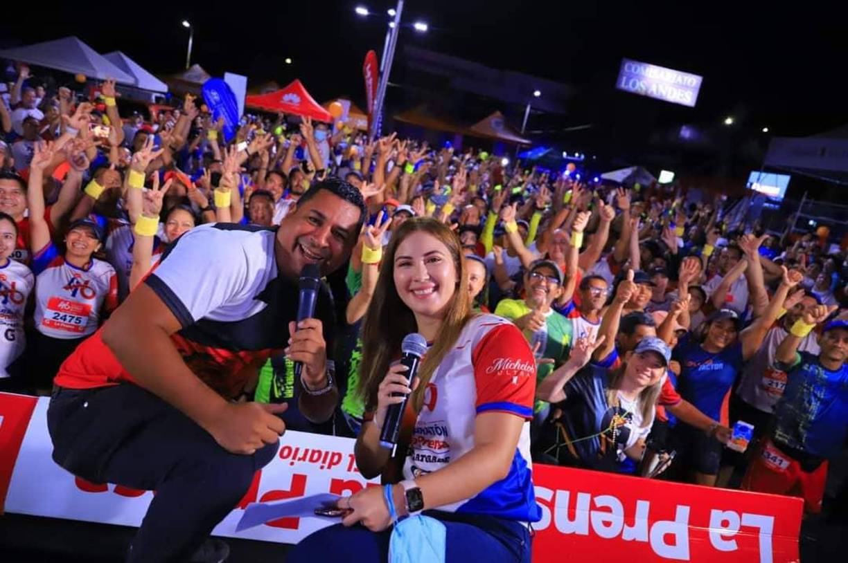La bella periodista Jenny Fernández fue una de las que estuvo como animadora del evento.