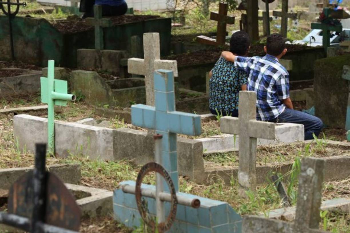 Ir a coronar a los familiares también da espacio para reflexionar sobre la vida.