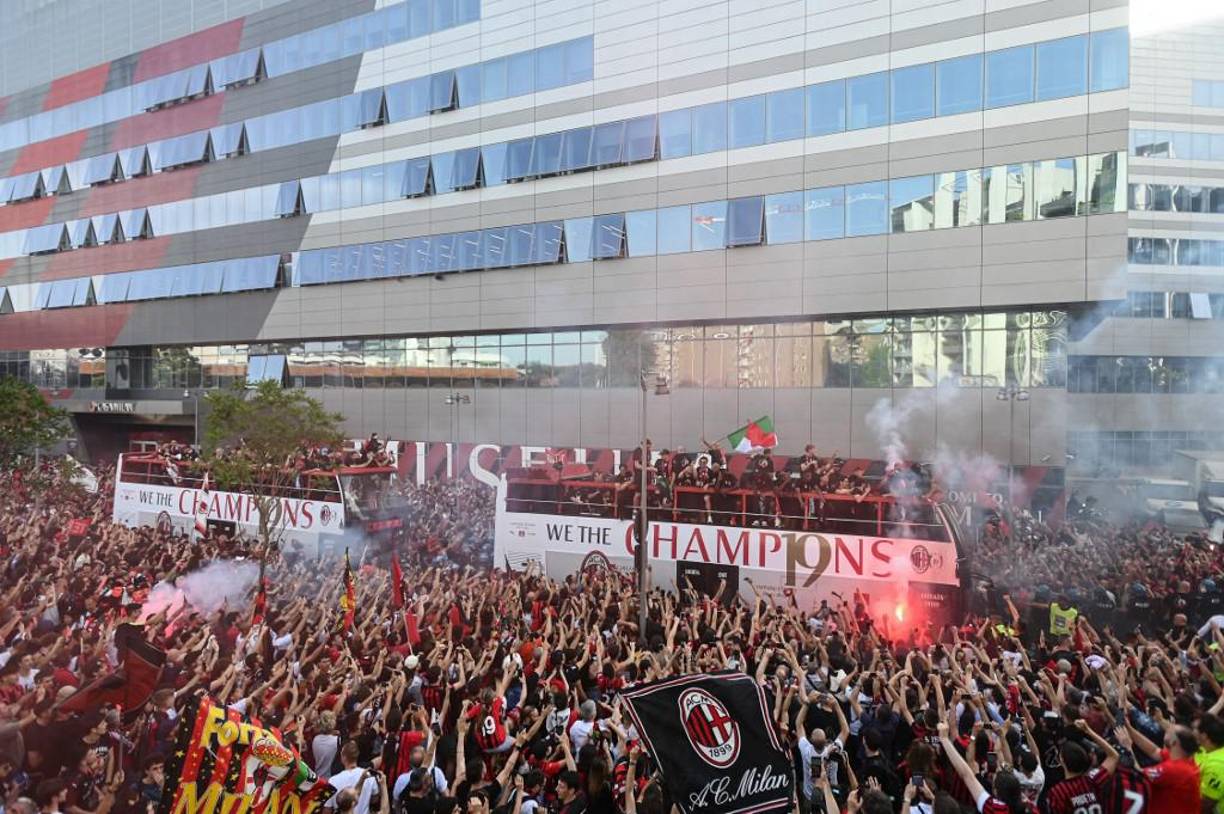 Espectacular fiesta la que se ha vivido en las calles de Milán con la obtención del Scudetto del cuadro rossonero.