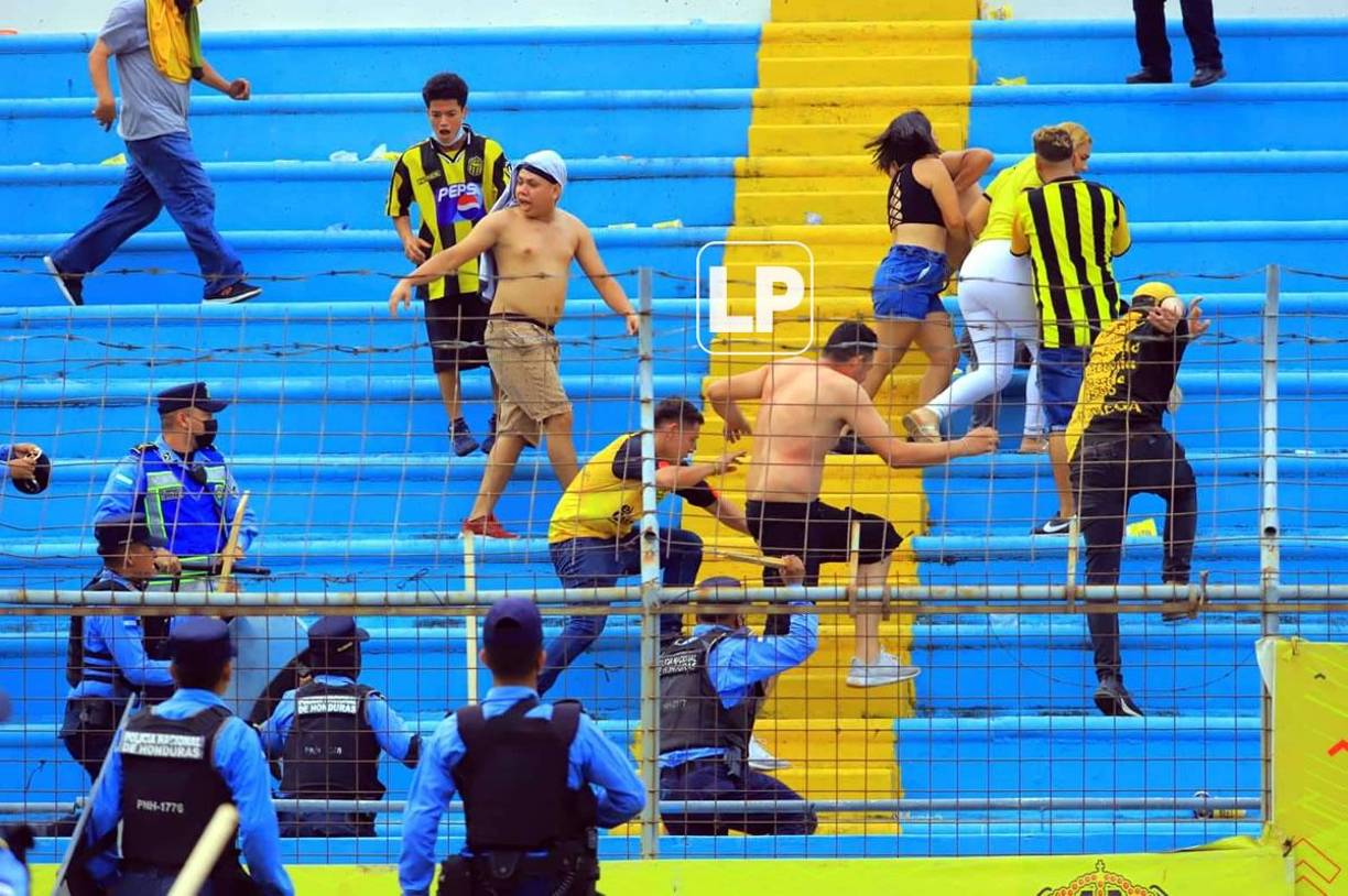 Así quedó este aficionado del Real España que trataba de protegerse de los policías.