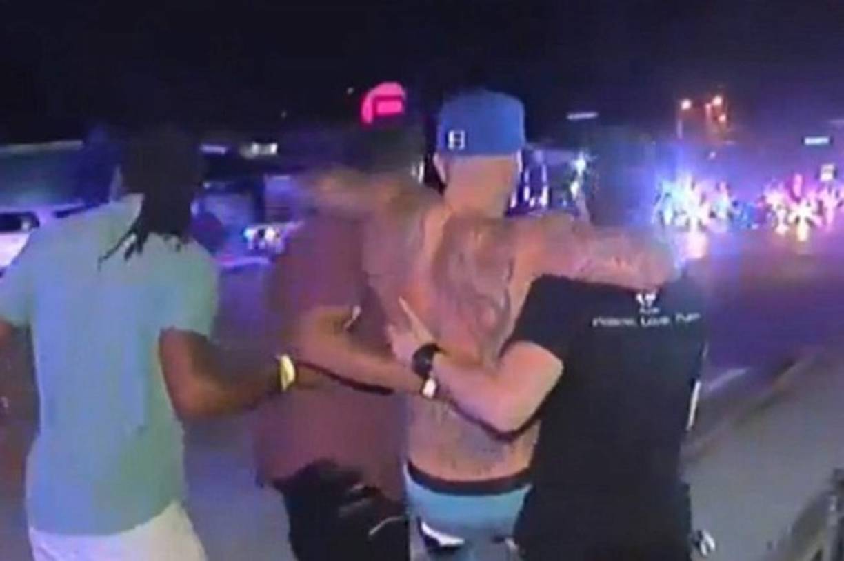 'Pedía una bebida en el bar cuando escuchó la ráfaga: 'No vi a los atacantes, solamente vi cuerpos cayendo cuando estaba ordenando una bebida en el bar. Yo me caí y me arrastré hacia afuera. La gente trataba de escapar', contó el testigo Christopher Hanson a CNN.