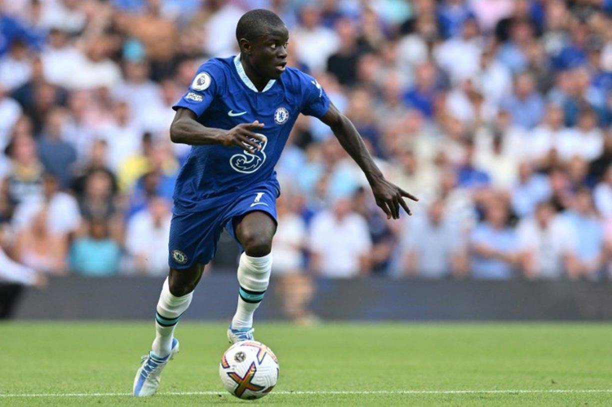Al Ittihad y Al Nassr de Arabia Saudita se disputan el fichaje del centrocampista francés N’Golo Kanté, quien milita en el Chelsea. 