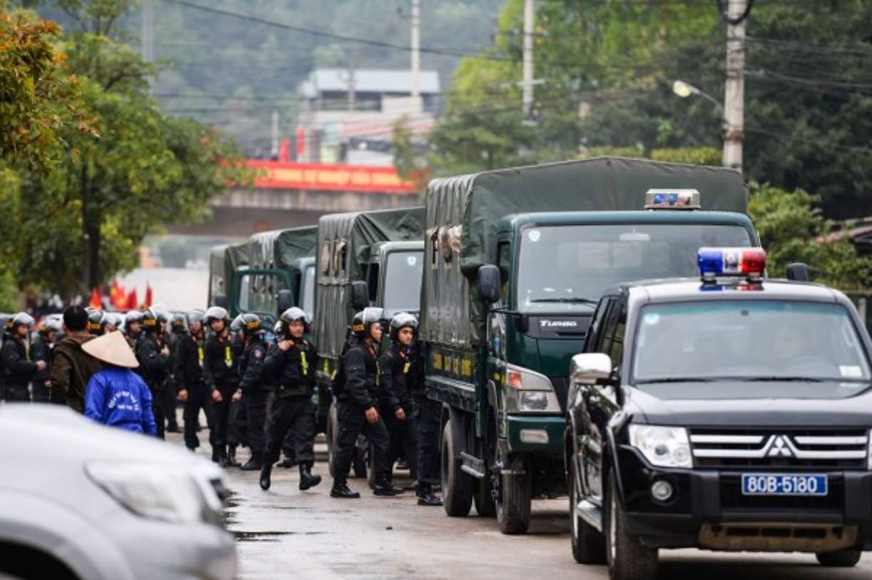 Las fuerzas del orden dieron una muestra de poderío esta mañana con un desfile de 30 coches policiales, decenas de motos y varios vehículos blindados por las principales arterias de Hanoi.