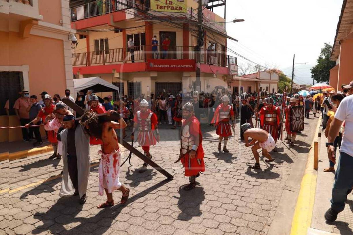 Feligreses y habitantes del municipio de Trinidad, Santa Bárbara, realizaron este viernes el tradicional Santo Viacrucis, posiblemente uno de los más concurridos y coloridos del país. Fotografía: La Prensa / Melvin Cubas. 