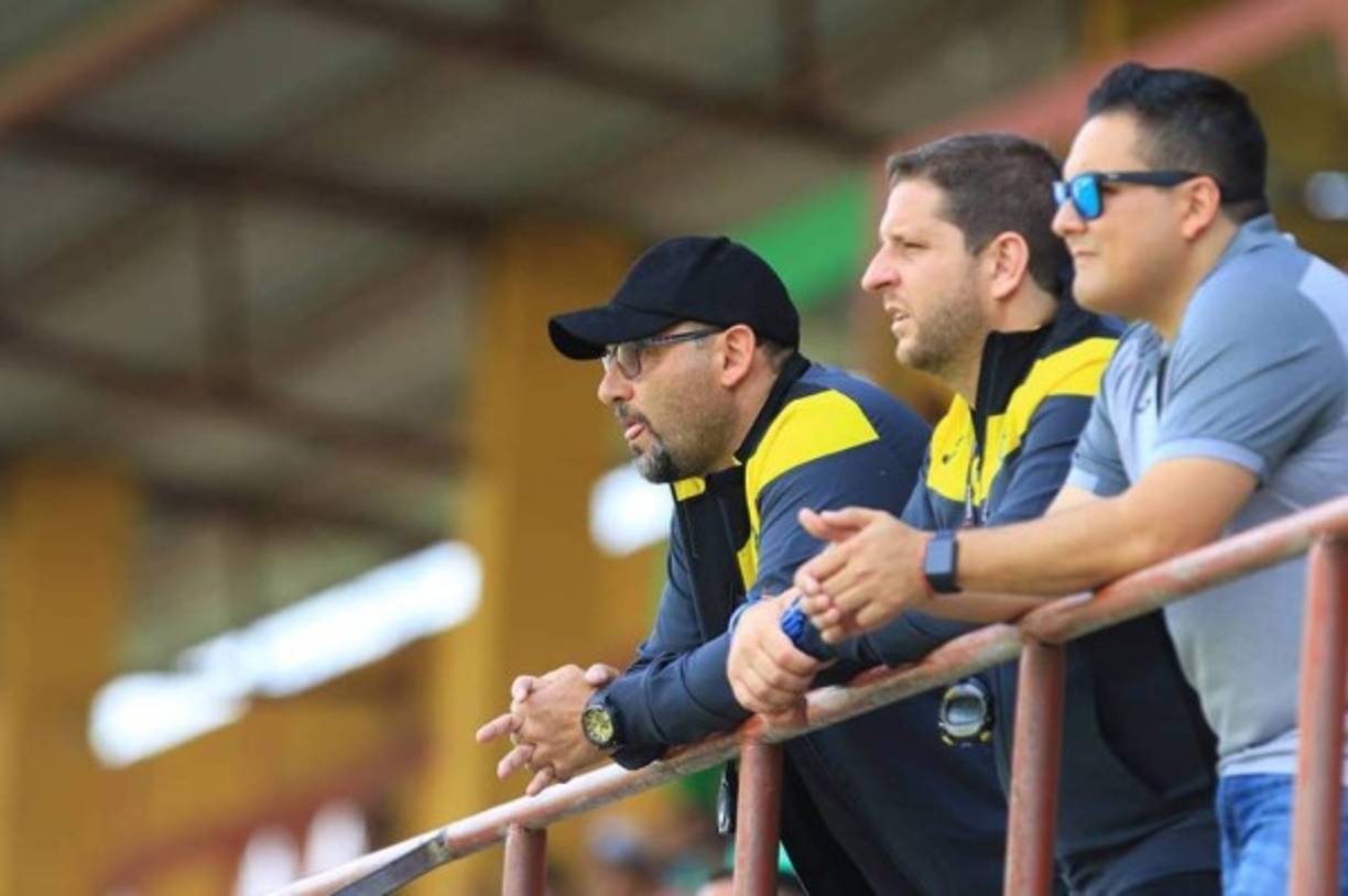 El entrenador 'Tato' García y sus asistente no pudieron estar en el banquillo ya que no han cumplido con las 30 horas de capacitación que exigió la Federación. Lo mismo ocurrió en esta jornada con los estrategas Héctor Vargas, Nahún Espinoza y Diego Vázquez.