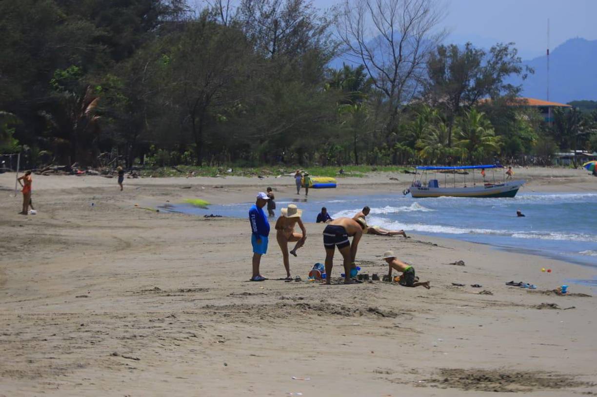 Las playas de arena blanca en Tela atraen a miles cada año, incluidos extranjeros.