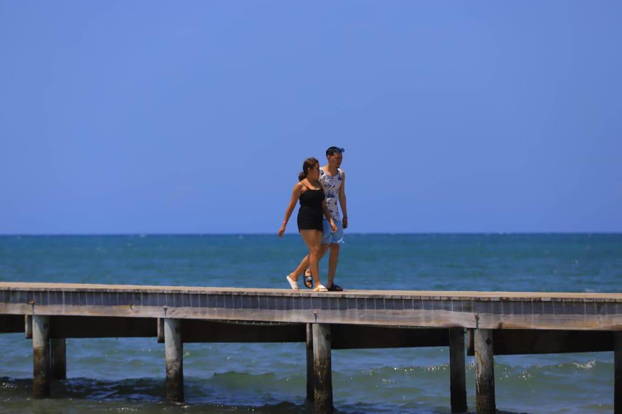 En el muelle de La Ensenada, los hondureños disfrutan de una caminata y también lo utilizan como parador fotográfico. 
