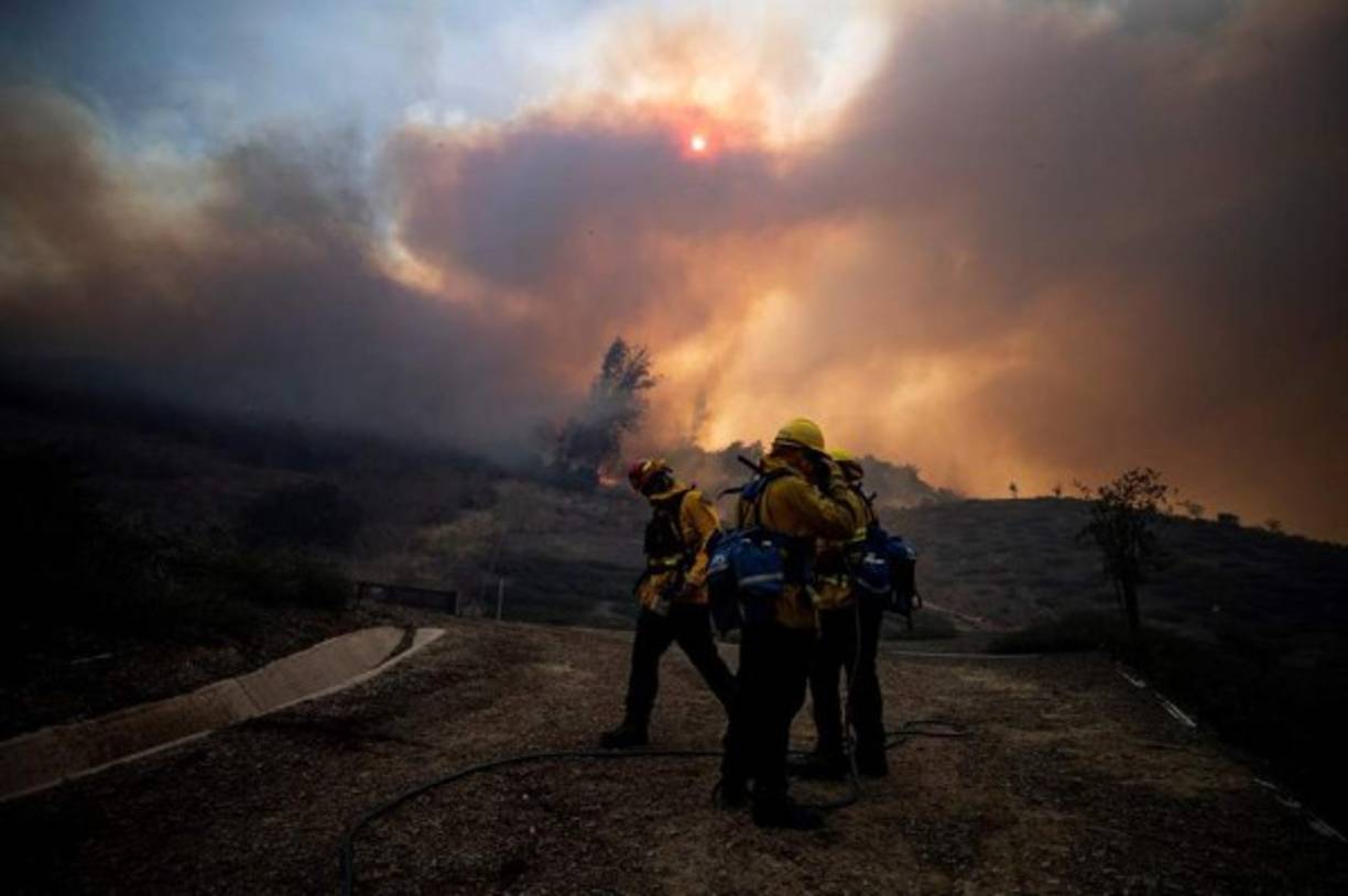 El comienzo tan explosivo del incendio llevó a las autoridades a emitir una orden de evacuación obligatoria para aproximadamente unos 60.000 residentes de Irvine, que tiene una población de más de 28.000 habitantes, y a habilitar centros de refugio en universidades locales.<br/>