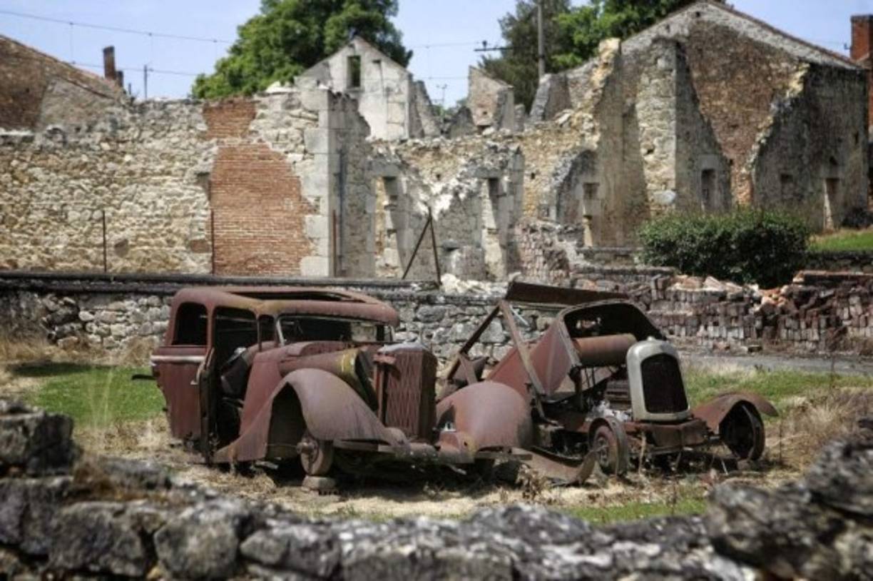 Oradour-sur-Glane es un pueblo que se halla en Francia. La razón por la que se encuentra abandonado tiene su génesis en la Segunda Guerra Mundial. En 1944 los nazis dieron muerte a más de 600 habitantes, dejando a menos de diez vivos.<br/>Imagen tomada de http://mitomaislogia.blogspot.com/