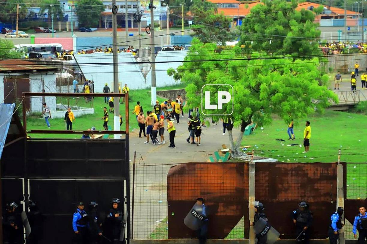 En las afueras del estadio Olímpico también hubo relajo con aficionados del Real España.