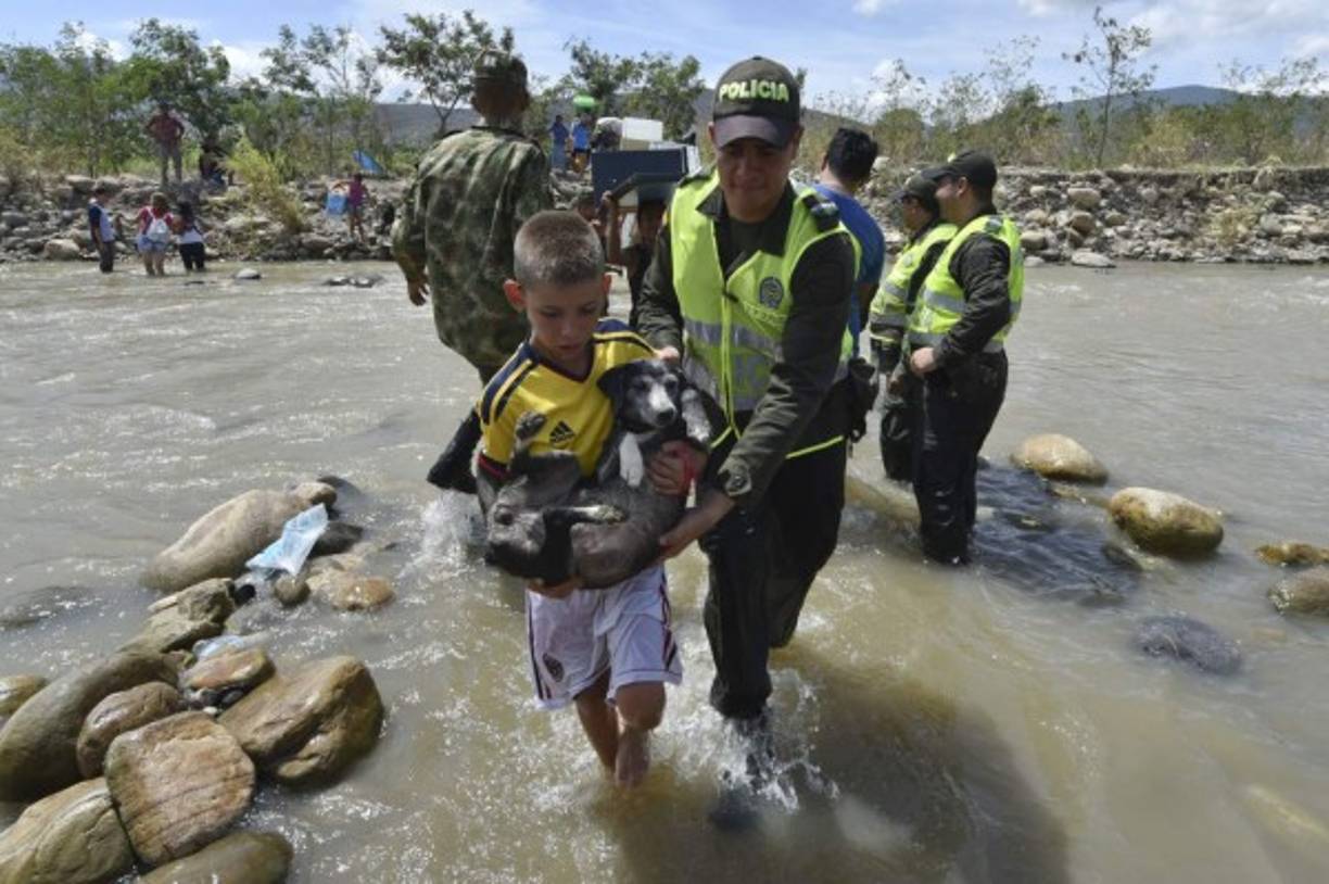 Según testimonios de varios de los deportados, los militares venezolanos marcaban las casas, y las saqueaban y derribaban.