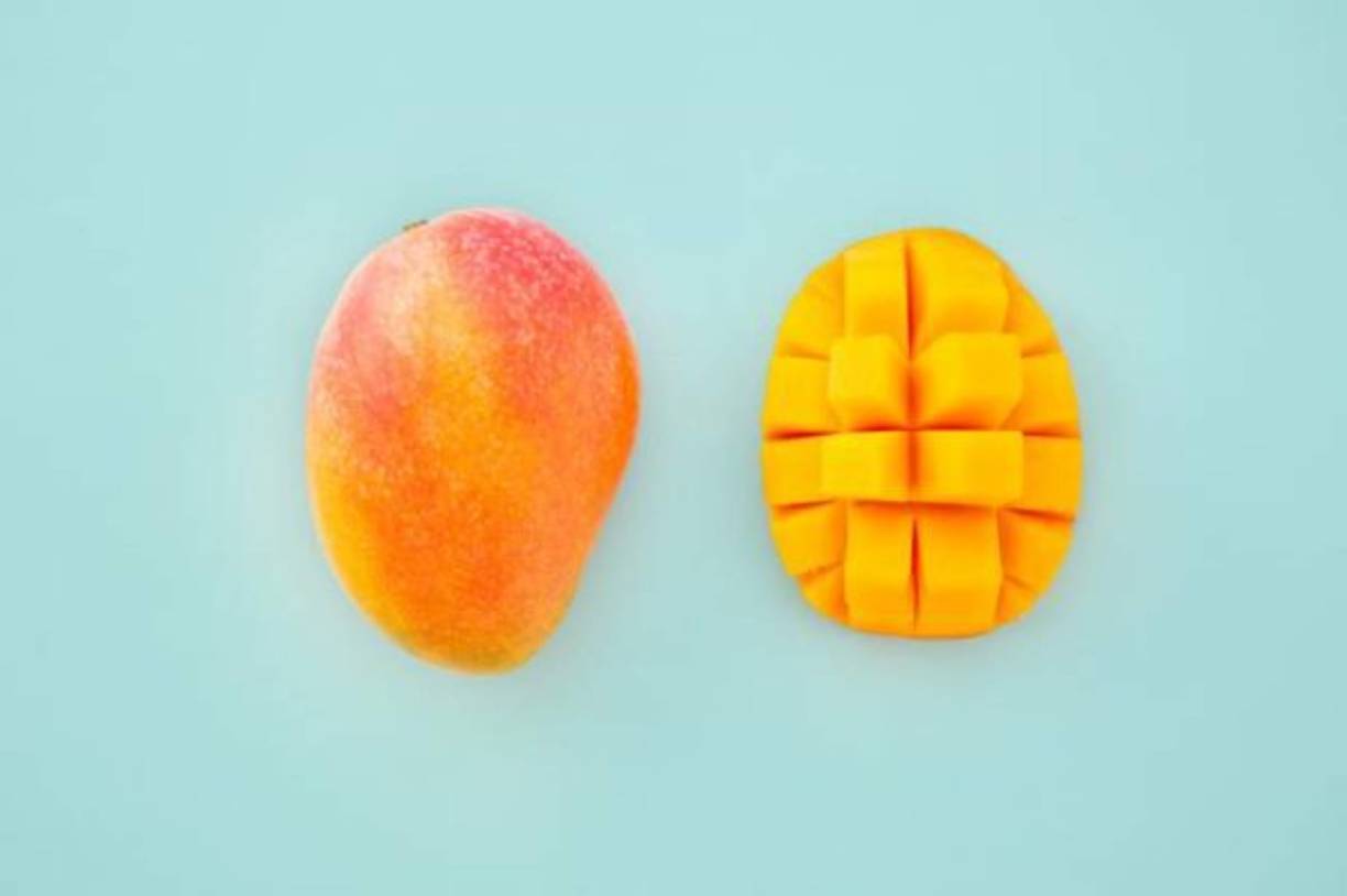 9. El aumento de peso. Pueden ser beneficiosos para las personas que quieren aumentar de peso. Cada 100 gramos de mango contiene aproximadamente 75 calorías. Además, los mangos crudos contienen almidón, que se convierte en azúcar como la fruta madura.