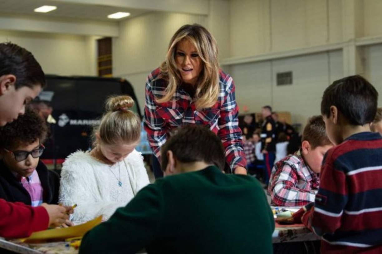La ex modelo de 48 años inspiró su decoración navideña de este año en la Casa Blanca en el patriotismo, destacando la labor de los militares en el Ejército de EEUU para mantener segura a su nación.