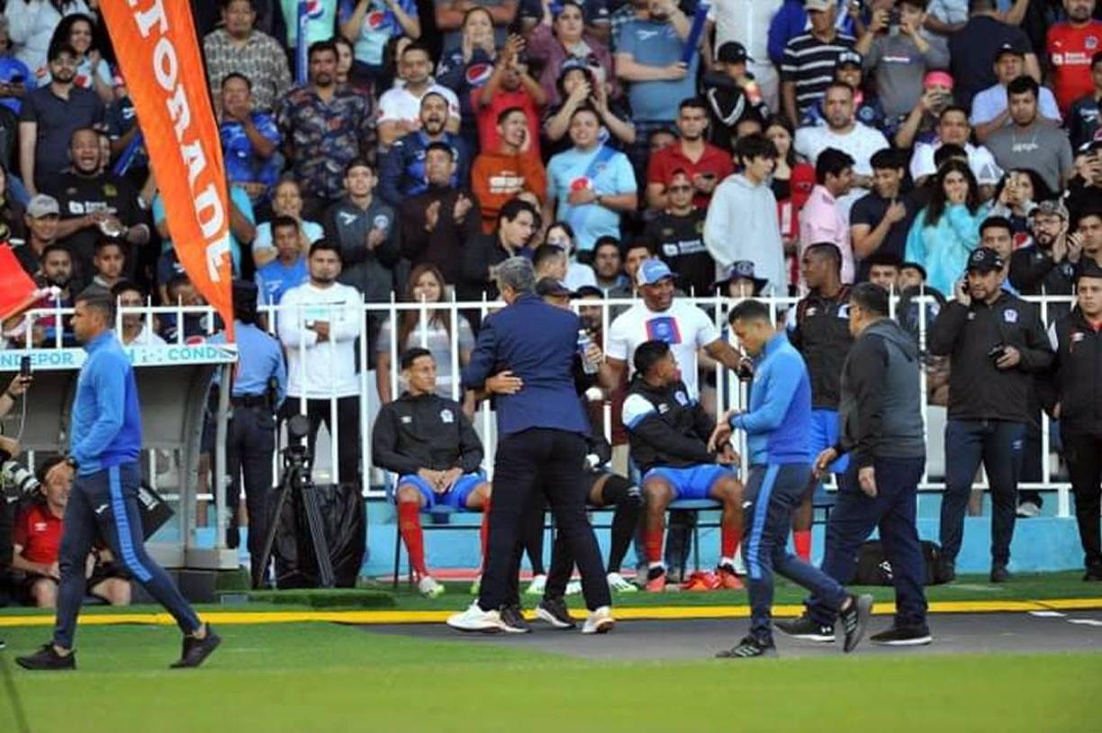El abrazo de Diego Vázquez y Pedro Troglio antes del inicio del partido.