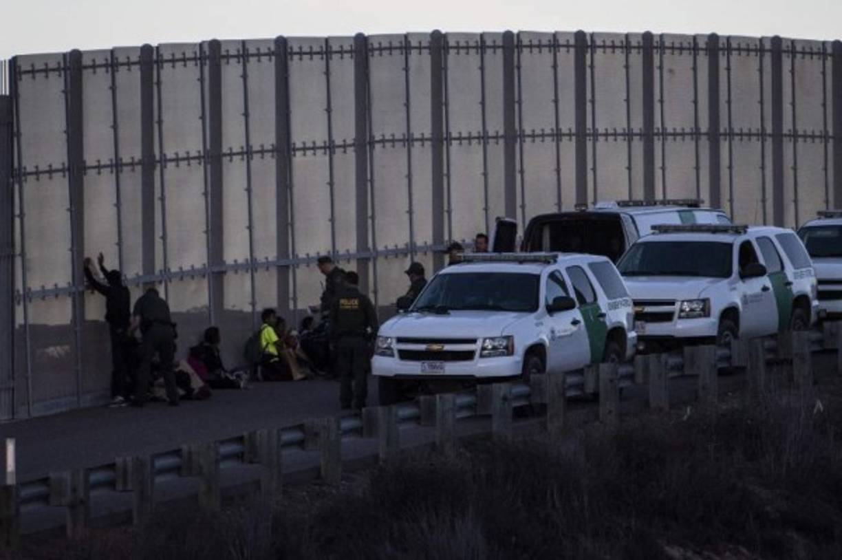 Es por ello que este grupo de migrantes decidió entregarse a las autoridades estadounidenses con la esperanza de poder recibir el tan anhelado asilo.