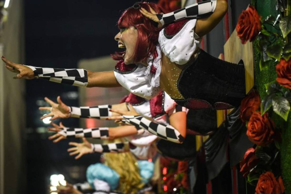 Los maratonianos desfiles de esta madrugada hicieron honor a su fama de ser 'la mayor fiesta del mundo' al aire libre, un título que los brasileños otorgan a su carnaval.