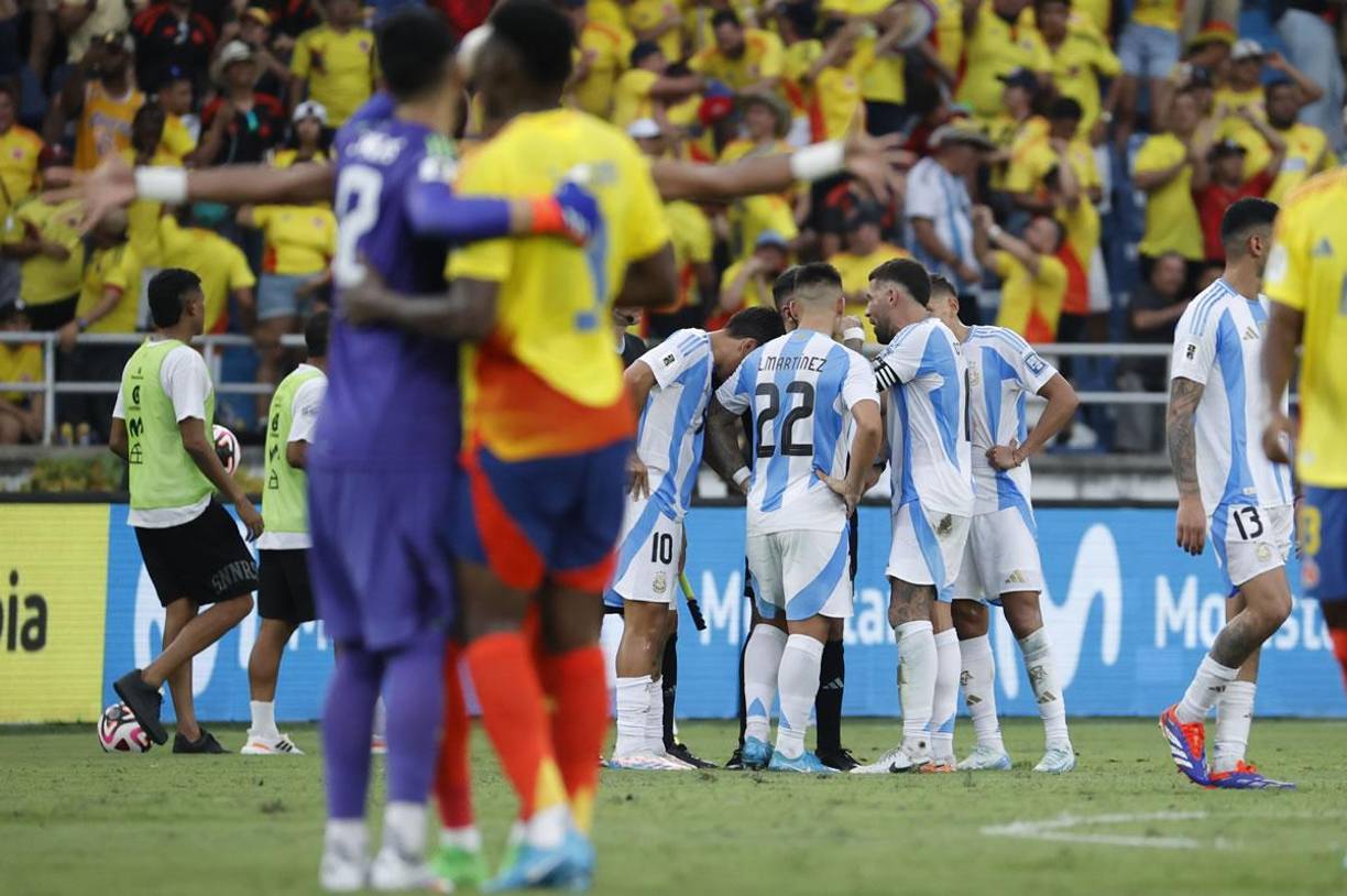 Mientras los jugadores argentinos reclamaban al árbitro, los colombianos festejaban el triunfo.