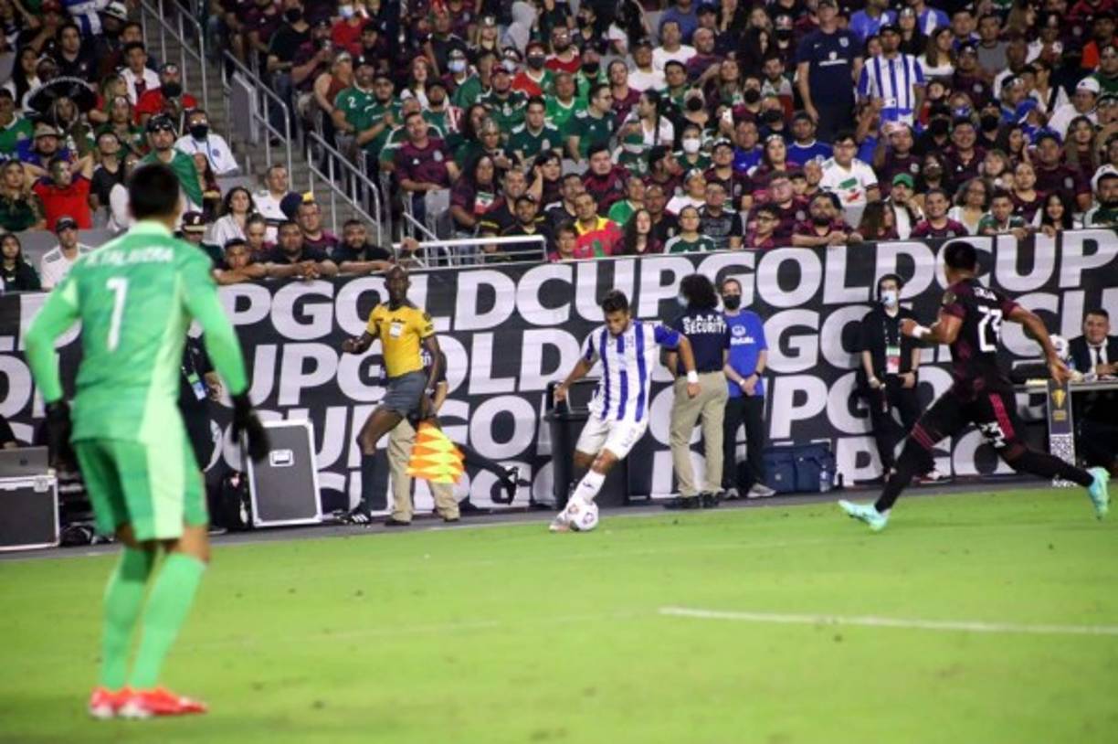 Marcelo Santos conduciendo la pelota por la banda derecha. Todos atentos a la jugada.