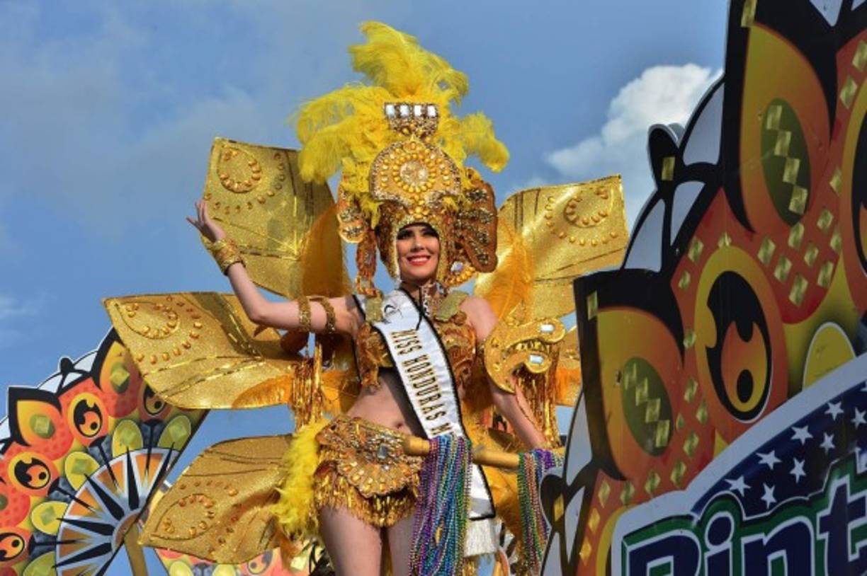 Su imponente traje eclipsó a los asistentes del Desfile carnaval de Tegucigalpa.