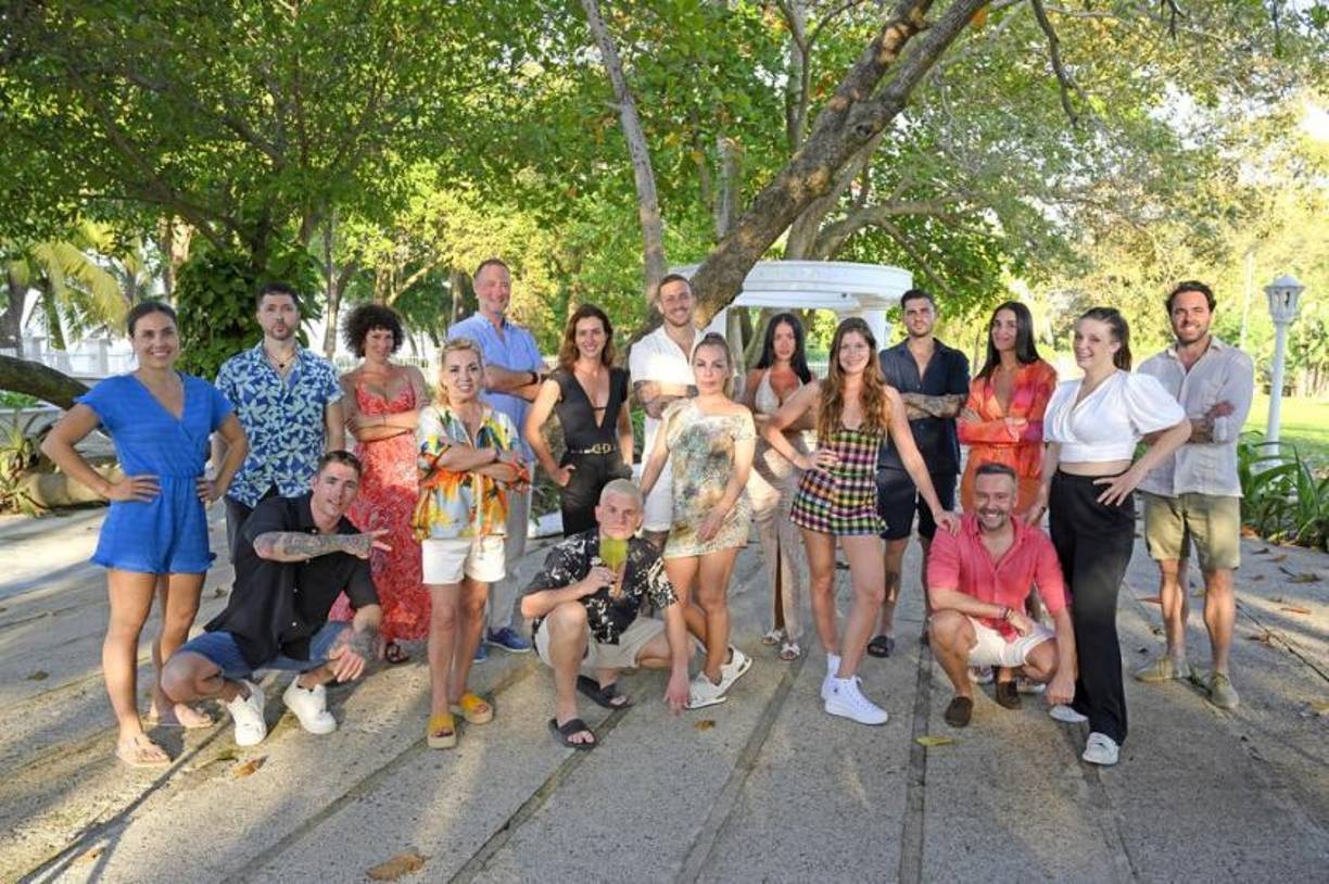 El jueves 7 de marzo se estrenó la nueva temporada de “Supervivientes”, 17 concursantes se enfrentaron ya al primer desafío de la competición: una carrera sobre barro.Tras su primer contacto con la isla, Laura Madrueño, host oficial, dividió a los participantes en dos equipos. Jorge Javier Vázquez fue el maestro de ceremonias.En la foto, todos los participantes antes de emprender su nueva aventura en el caribe hondureño.