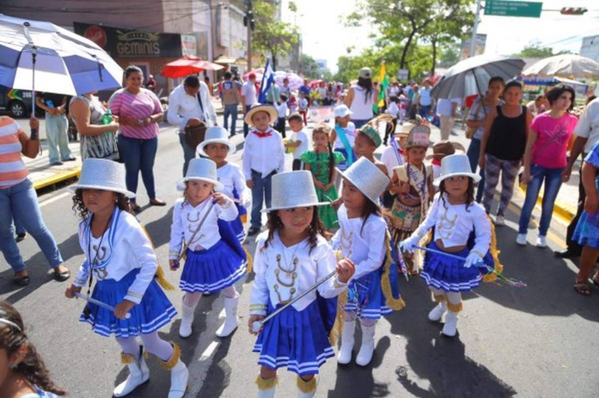 Bellas palillonas sampedranas al desfilar por la Primera calle.