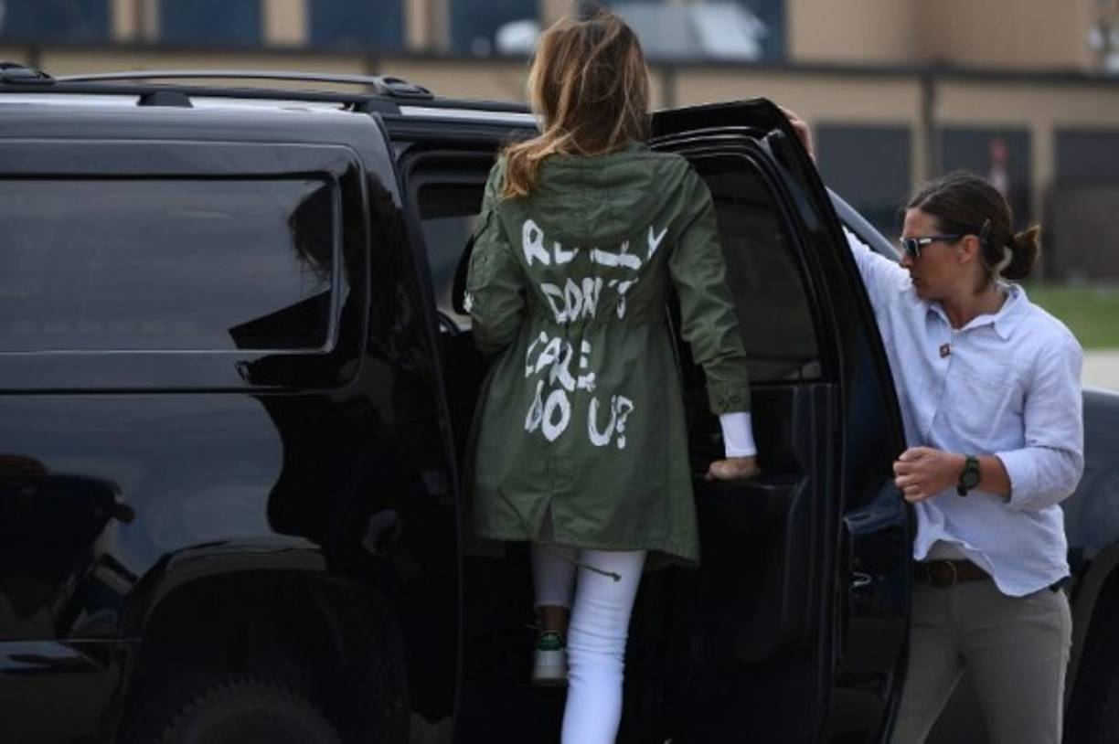 Esta imagen de la primera dama estadounidense escandalizó a los estadounidenses. Tras una visita a un albergue de niños migrantes, Melania se puso una chaqueta con un mensaje en el que se leía 'realmente no me importa, ¿y a ti?'. Varios meses después, la ex modelo afirmó que se trataba de un mensaje para la prensa que critica sus acciones.