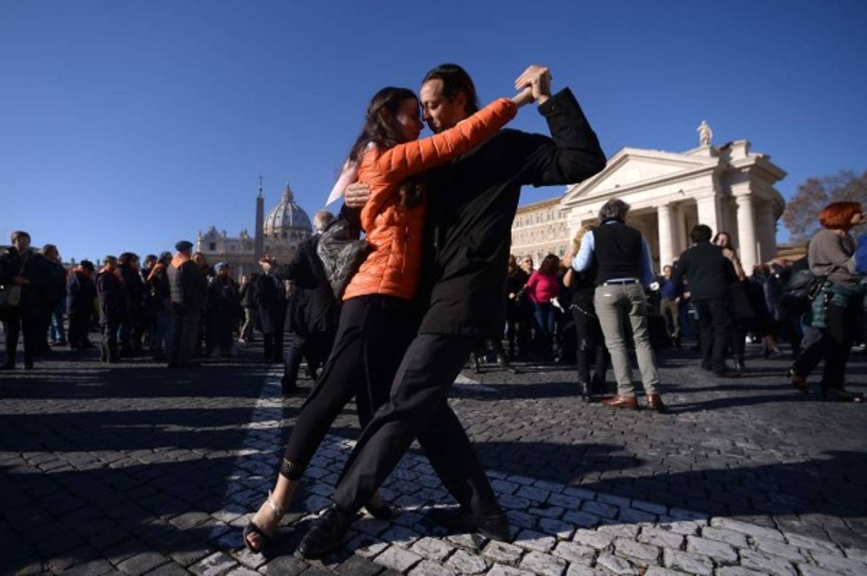 Cientos de parejas de bailarines abrirán entonces el baile en la célebre Avenida de la Conciliación para regalar simbólicamente al papa esta sensual danza nacida en los arrabales de la capital argentina.