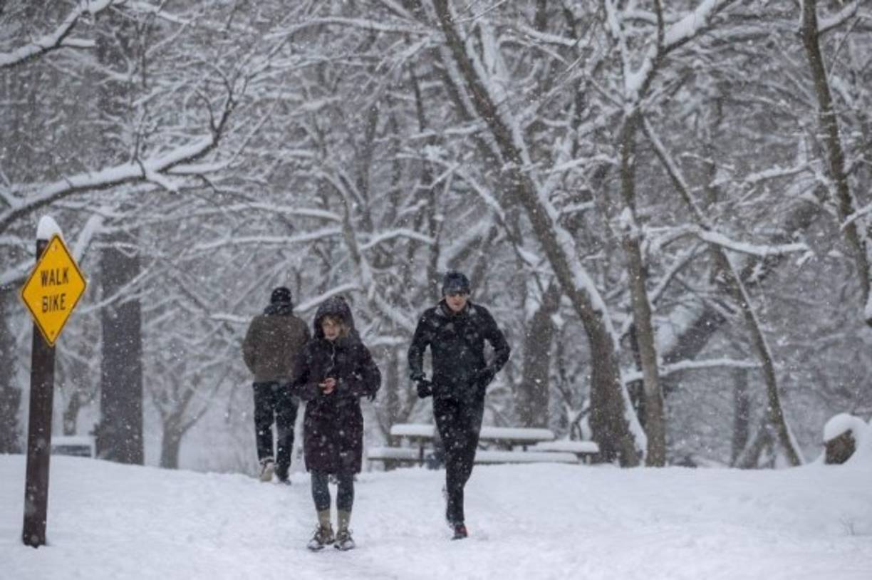 Ayer, la Patrulla de Autopistas Estatales de Misuri confirmó la muerte de dos personas en esta zona por las condiciones meteorológicas.