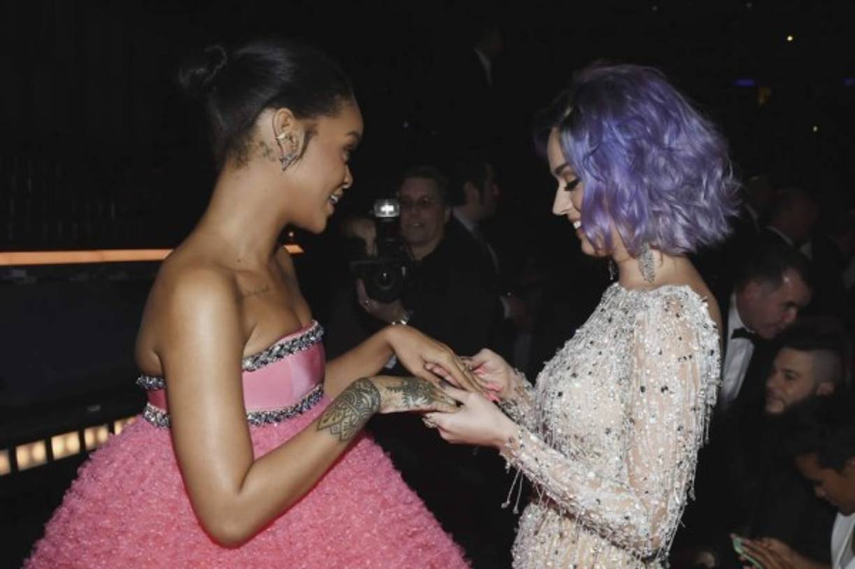 Katy Perry admira las uñas de Rihanna.