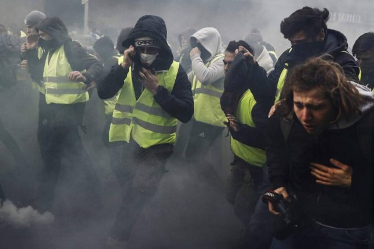 Las autoridades francesas desplegaron 89,000 policías y gendarmes (65,000 una semana antes), de ellos 8,000 en la capital, y que esta vez tenían la consigna de intervenir rápidamente contra los autores de altercados para impedir destrozos y que se levantaran barricadas.<br/><br/>Para eso, utilizaron cañones de agua a presión, gases lacrimógenos e incluso, por primera vez en más de cuarenta años en la ciudad, una docena de vehículos blindados de la Gendarmería. Imagen AFP.<br/>