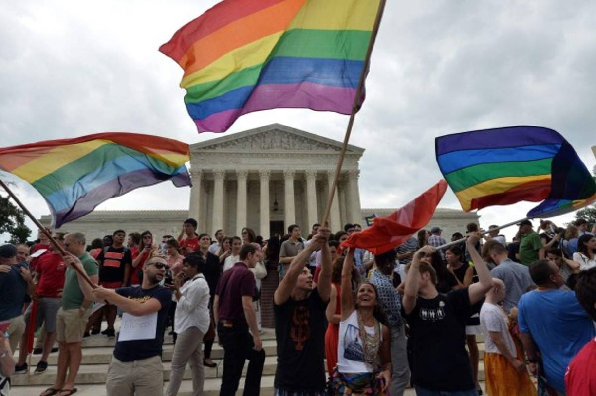 Miles de parejas homosexuales en los Estados Unidos celebraron este viernes el fallo de la Corte Suprema que oficializó la legalidad de los matrimonios igualitarios en los 50 estados de ese país.
