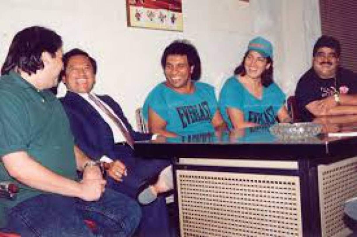 Para 1965 ganó el primer lugar del Festival de la Canción en Miami con la canción 'Cuando estoy Contigo'.