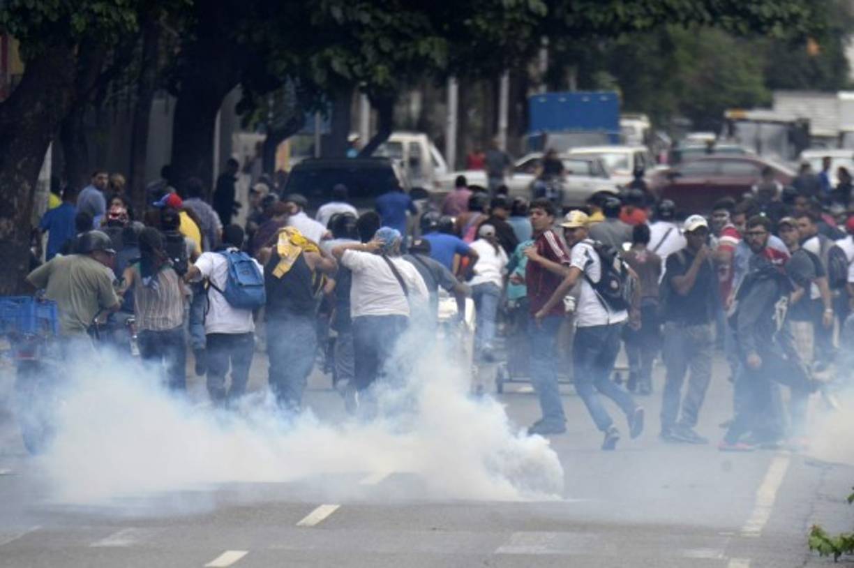 Los opositores han recibido gases con el fin de alejarlos de las calles.