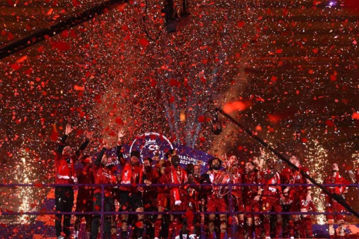 Una locura total la celebración del Liverpool en su estadio.