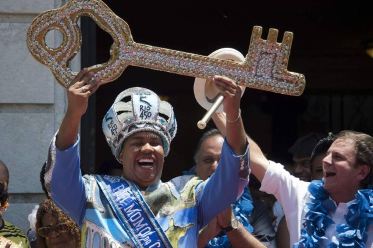 El rey Momo recibió las llaves de la ciudad esta mañana de manos del alcalde de Río para inaugurar oficialmente el Carnaval más famoso del mundo.