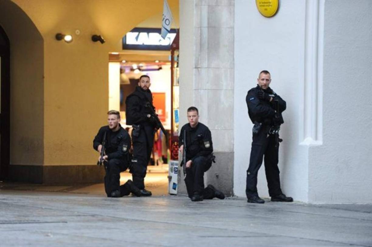 Policías de las Fuerzas Especiales aseguran el exterior del hotel Stachus tras el tiroteo registrado en un centro comercial en Múnich, Alemania hoy, 22 de julio de 2016. EFE