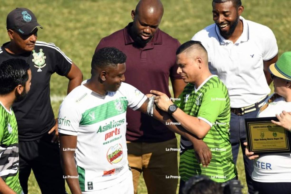 Edgard Álvarez recibiendo el gafete de capitán del Platense previo al partido.