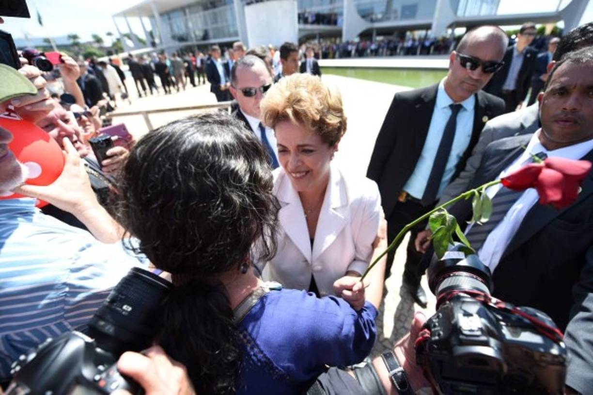 Rousseff recibió muestras de apoyo y pidió a los brasileños actuar contra lo que según ella es un golpe de estado.