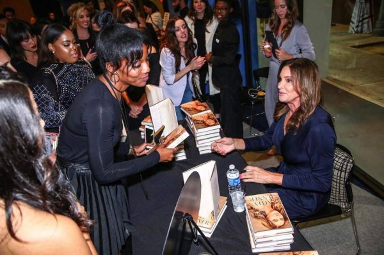 Kim le lee a las hermanas Kourtney y Khloe: 'Dice en el libro de Caitlyn 'Robert Kardashian sabía que OJ Simpson era culpable, pero se unió al equipo de la defensa para vengarse de su ex [Kris Jenner]''.<br/><br/>